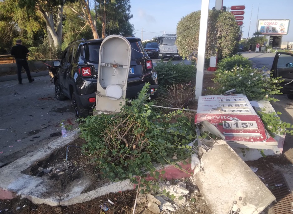 Incidente con due auto coinvolte nel Ragusano, una Jeep finisce fuori strada e travolge aiuola spartitraffico di pompa benzina