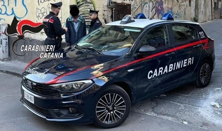 Arrestato un rapinatore che a Catania aveva rapinato i telefoni di due persone, è caccia ancora invece ai due complici