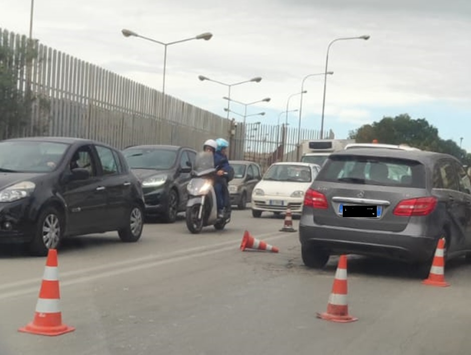 Traffico in tilt per un incidente a Palermo vicino al carcere dell’Ucciardone, scontro frontale tra due auto con due feriti