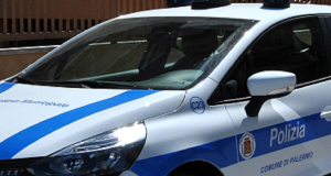Si spoglia in via Trieste davanti a tre ragazzine, un uomo bloccato dalla polizia giudiziaria