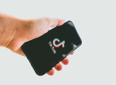 USA, 14 Stati fanno causa a TikTok, “crea dipendenza nei giovani”