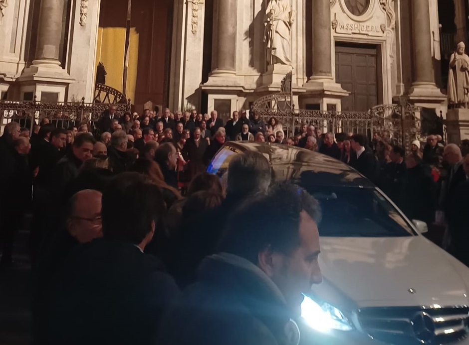 I funerali di Beppe Spampinato nella cattedrale di Catania, in tanti hanno dato l’ultimo saluto all'ex parlamentare