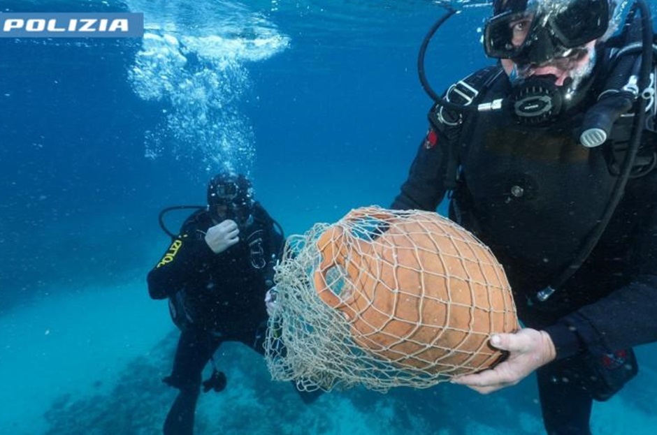 Un’anfora di pregio archeologico recuperata dai fondali del mare di Mondello dai sommozzatori della polizia di Stato