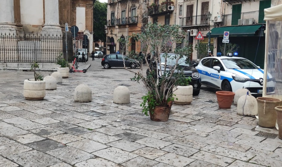 I vigili urbani presidiano piazza San Domenico contro il traffico selvaggio dopo l’aggressione avvenuta due giorni fa