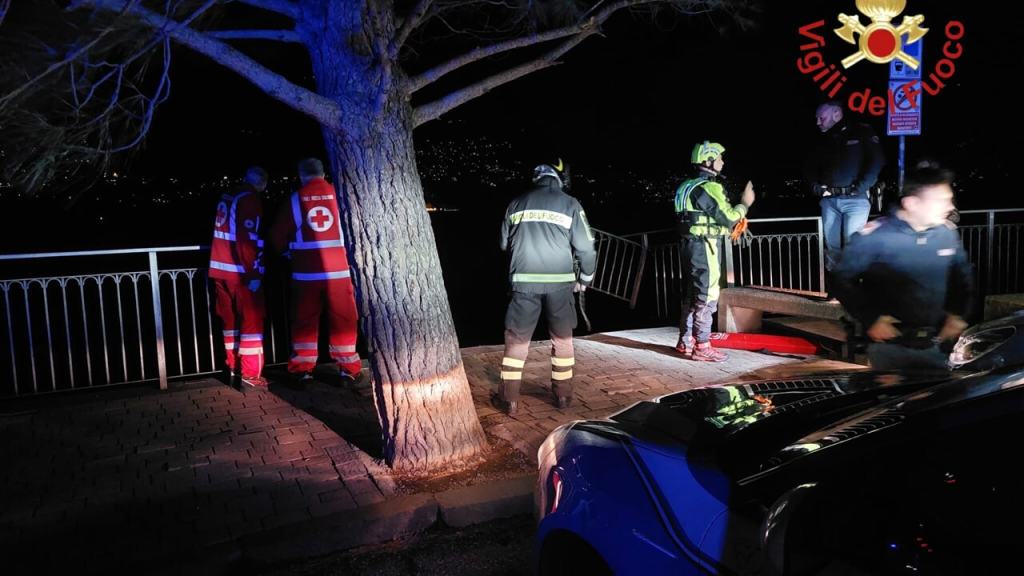 Auto finisce nel lago di Como: 2 morti.