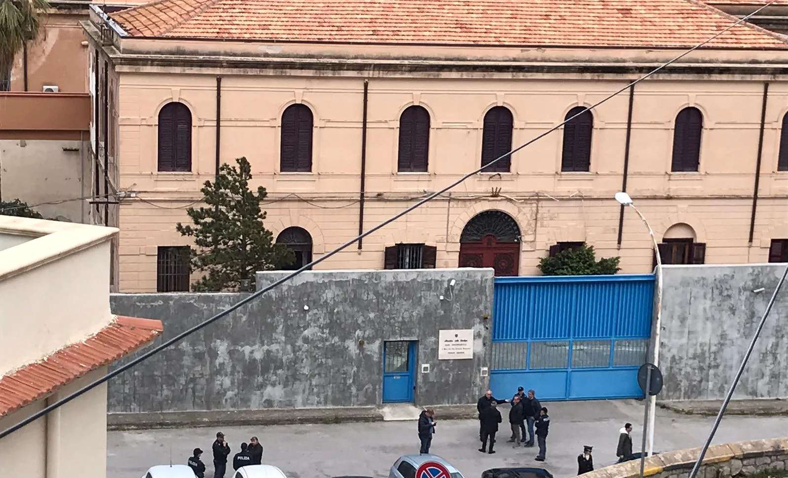 Padre Fa Visita Al Figlio Detenuto In Carcere, Polizia Penitenziaria ...