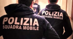 Affiancano guardia giurata facendolo cadere dello scooter e tentano la rapina, due in manette