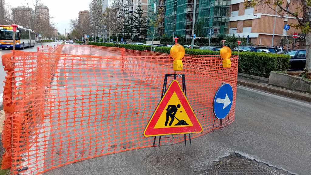 Viale Croce Rossa, Palermo, voragine a centro strada