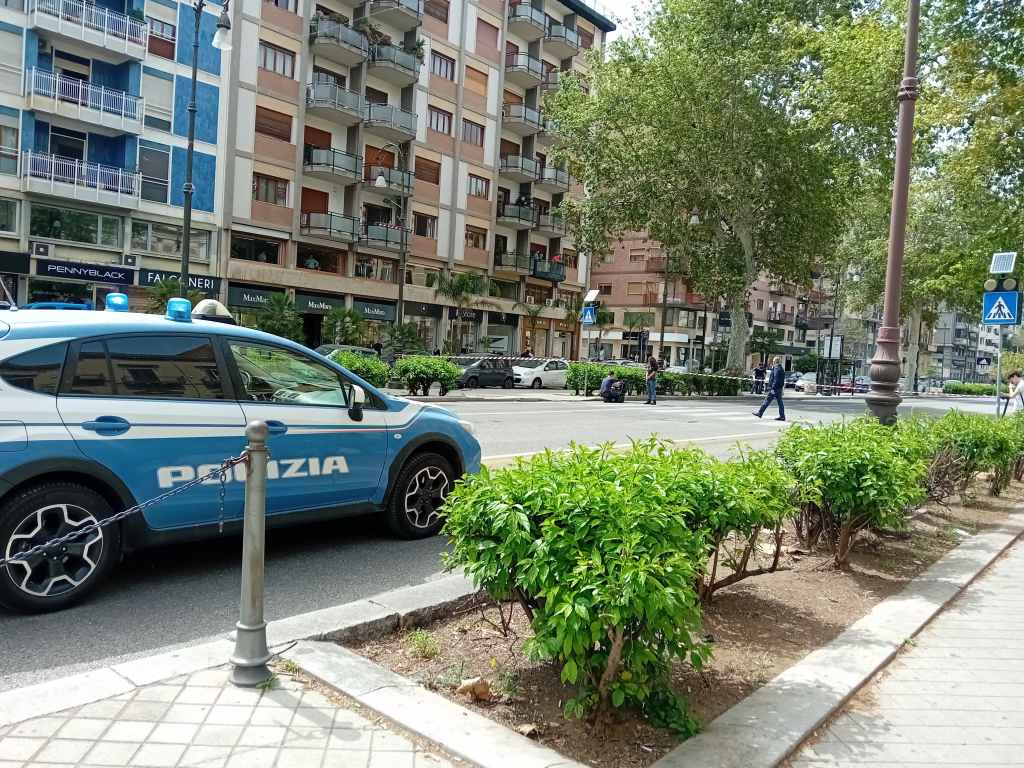 Allarme bomba in via Libertà, intervento della polizia di stato