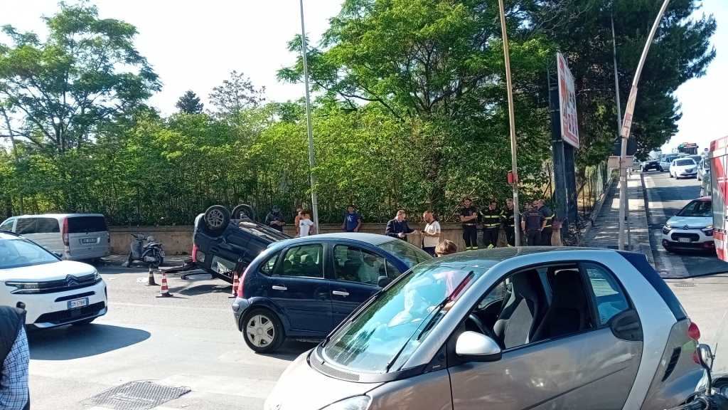 Incidente auto ribaltata via Azoti, Bonagia 2