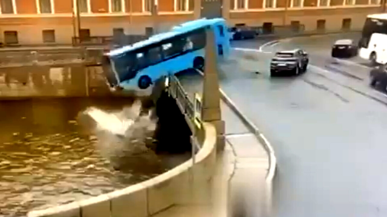 Autobus Precipita In Un Canale In Russia Passeggeri Sono Morti Il Video