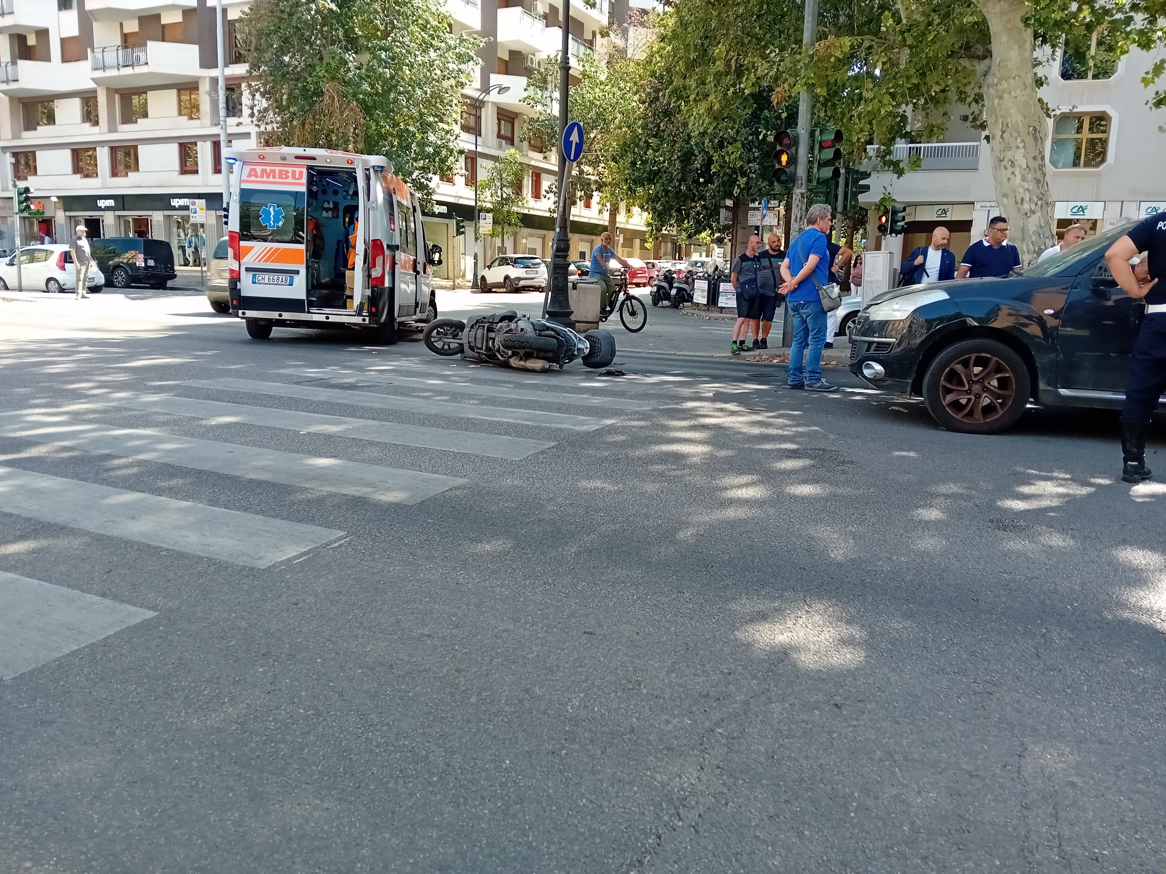 Incidente In Via Libertà, Scontro Fra Due Auto E Una Moto, Tre Feriti