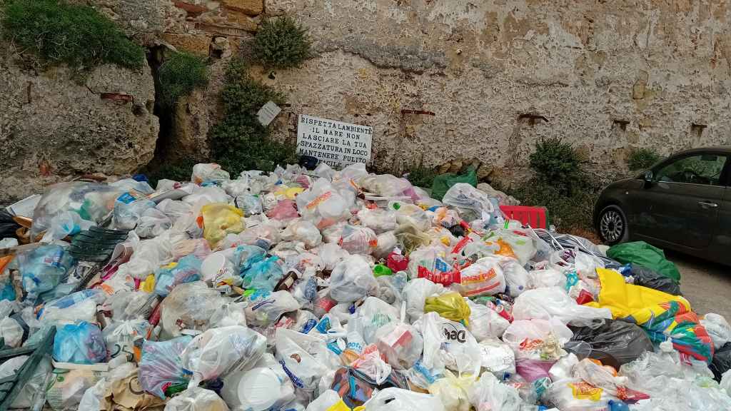 Vergine Maria spiaggia rifiuti, Palermo, Rap