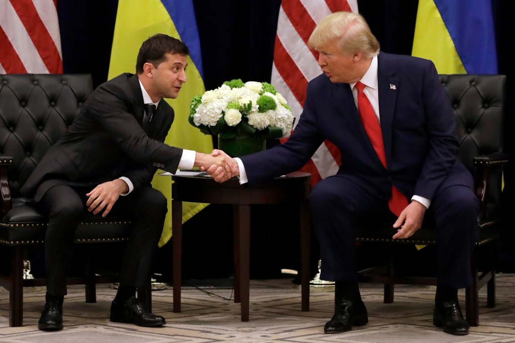 Donald Trump e Volodymyr Zelensky.