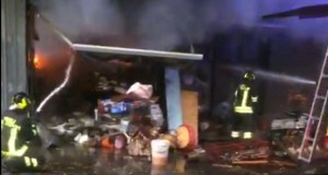 Incendio al mercato delle Pulci, maltempo provoca corto circuito