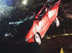 Auto finisce nella scarpata e si ribalta, morti 4 giovani