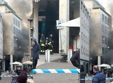 Incendio a Milano, fumo nero dalla griglia di un sotterraneo