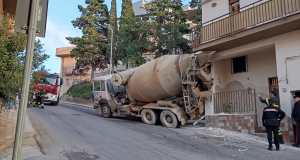 Betoniera finisce contro una palazzina nel Palermitano