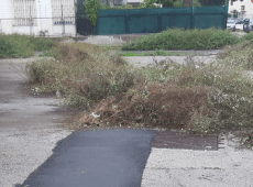 A 80 anni pulisce le strade di Borgo nuovo, “Qui siamo dimenticati dalle istituzioni”