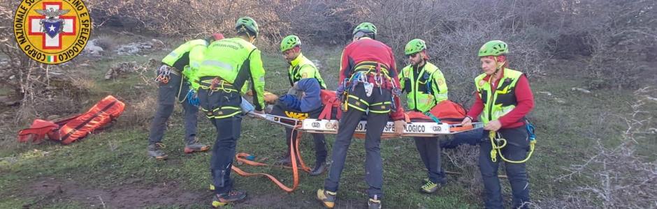 Cade mentre è a funghi, salvato un uomo dal soccorso alpino