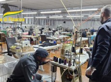 Immigrati cucivano vestiti di alta moda per 8 euro l’ora, sequestrato opificio