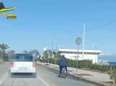 Camminava da solo e andava in bici, smascherato falso cieco (VIDEO)