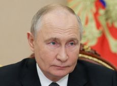 Mille giorni di guerra in Ucraina, Putin apre al dialogo (ma con Trump)